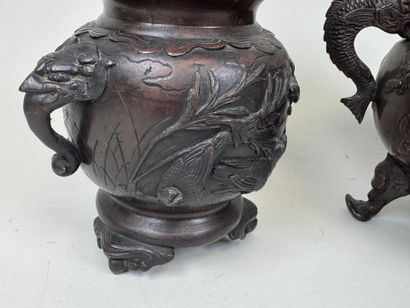 INDOCHINE, XXe.
Brûle-parfum en bronze patiné...