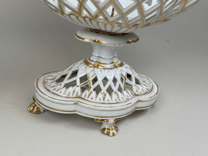 PARIS.
Corbeille ou coupe ajourée en porcelaine...