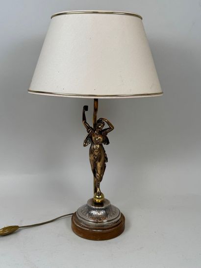 Lampe en métal argenté et bronze doré à décor...