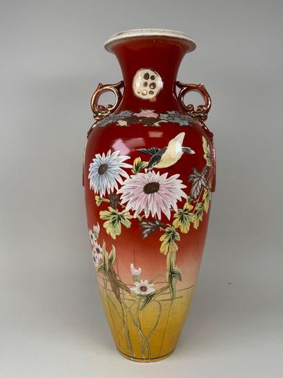 ASIE, XXe.
Important vase en céramique polychrome...