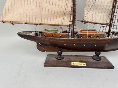 BLUENOSE, XXe.
Maquette de bateau en bois...