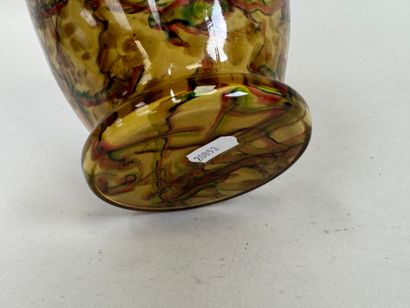 Vase en verre coloré à décor de motifs stylisés.
H....