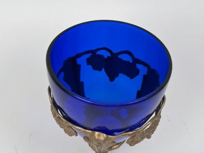 Rince-raisin en verre coloré bleu, la monture...