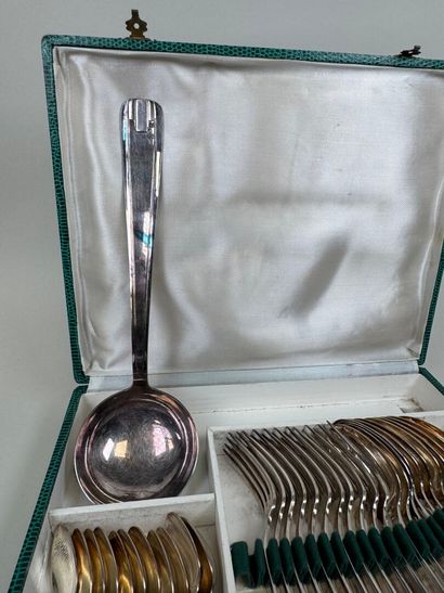 Ménagère en métal argenté à décor de filet...