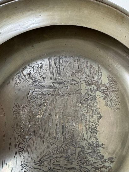 Paire de plats creux et circulaires en métal...