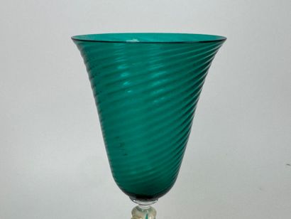MURANO, XXe.
Grand verre sur pied en verre...