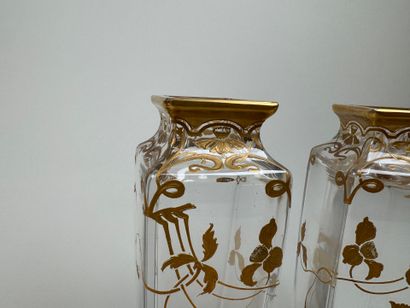 Paire de vases en cristal à décor rehaussé...