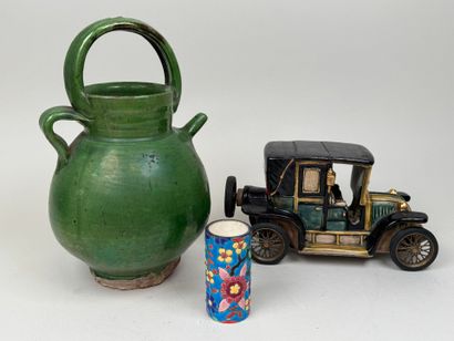 Lot comprenant :
- LONGWY.
Petit vase en...