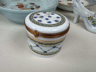 Lot en faïence et porcelaine polychrome comprenant...