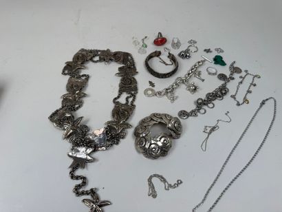 PACHE à Paris.
Collier et bracelet en métal...