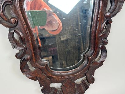 Petit miroir de forme chantournée et ajourée...