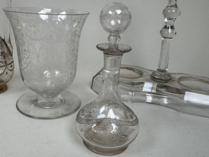 Important lot en cristal et verre comprenant...