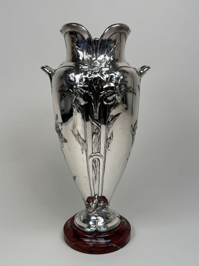 GALLIA.
Important vase en métal argenté à...