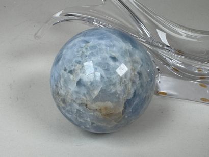 Boule en calcite bleue.
D. 8 cm.
On y joint...