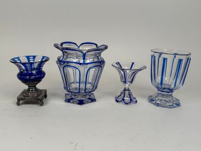 4 pièces de forme en cristal et verre partiellement...