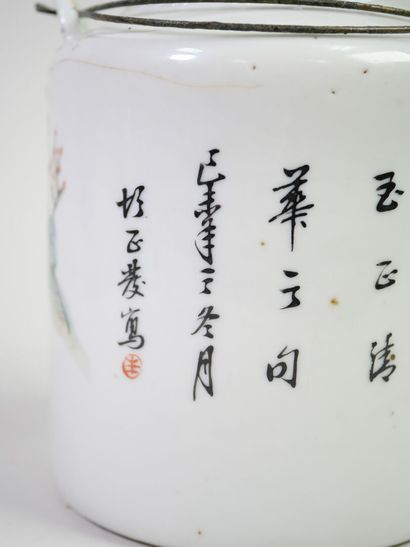 CHINE, vers 1900.
Verseuse en porcelaine...