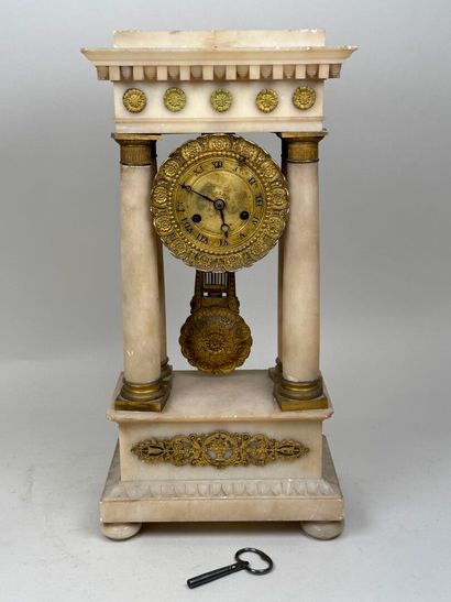 Pendule portique en albâtre et bronze doré...