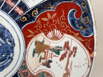 JAPON; IMARI.
Grand plat circulaire en porcelaine...