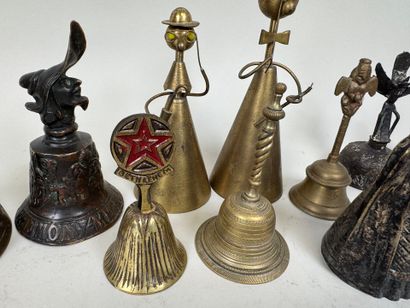 Collection de 12 cloches principalement en...