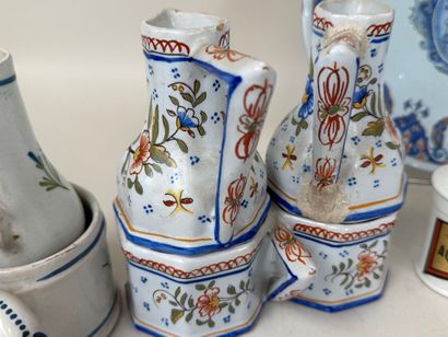 Lot en porcelaine et faïence polychrome comprenant...