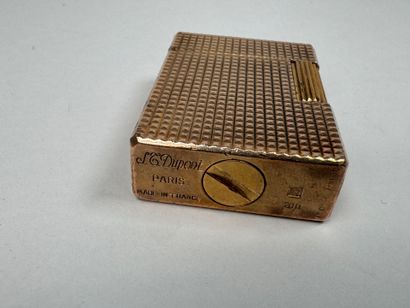 S.T. DUPONT à Paris.
Briquet de poche en...
