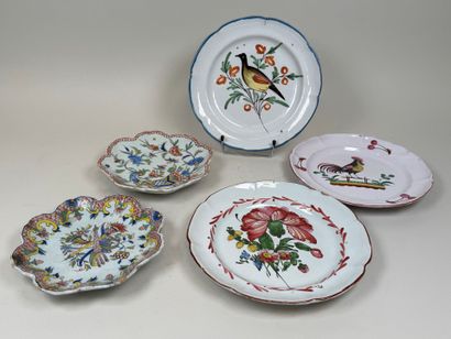 Lot de faïence composé de cinq assiettes...