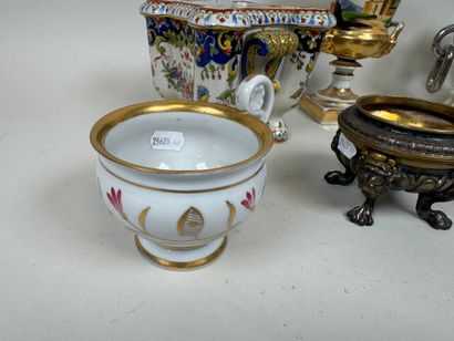 Petit lot en faïence et porcelaine polychrome...