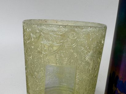 Lot comprenant :
- un pot en verre coloré...