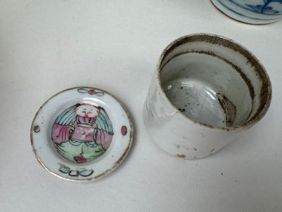 ASIE, XXe.
Lot en porcelaine polychrome comprenant...