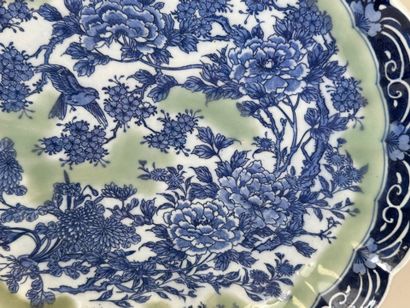 ASIE, XXe.
Grand plat polylobé en porcelaine...