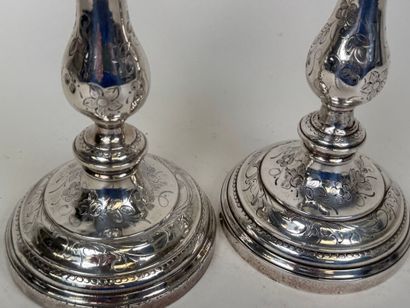 Paire de bougeoirs en bronze argenté et ciselé...