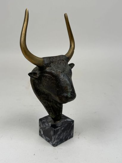 École, XXe.
Taureau.
Sujet en bronze à deux...