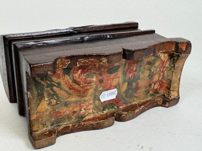 Coffret en bois mouluré et sculpté.
Travail...