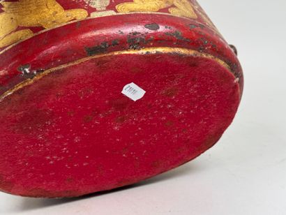 Verrière en tôle laquée sur fond rouge à...