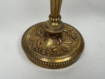 Paire de candélabres en bronze doré et ciselé...