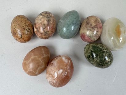 Collection de 8 œufs en marbre, onyx, et...