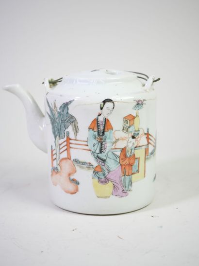 CHINE, vers 1900.
Verseuse en porcelaine...