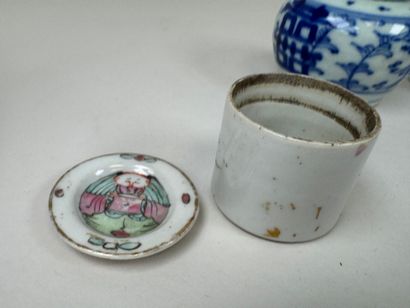 ASIE, XXe.
Lot en porcelaine polychrome comprenant...