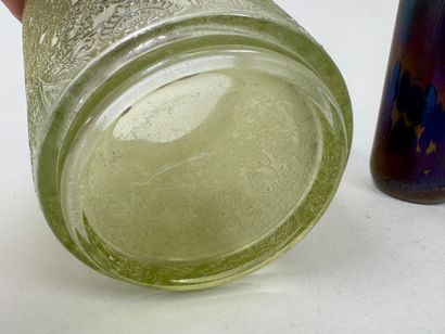 Lot comprenant :
- un pot en verre coloré...
