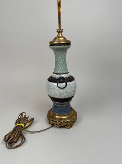 Lampe en céramique chinoise agrémentée d'une...