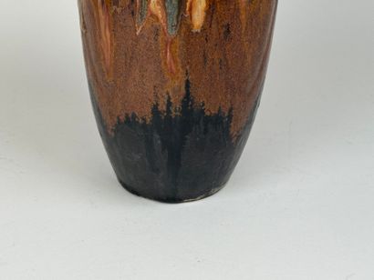 Vase en grès flammé à deux prises ajourées.
Marque...