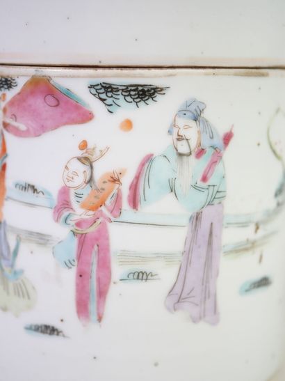 CHINE, XIXe.
Pot couvert en porcelaine polychrome...