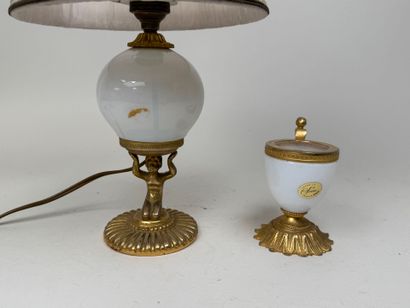Petite lampe en verre opalin et bronze doré...