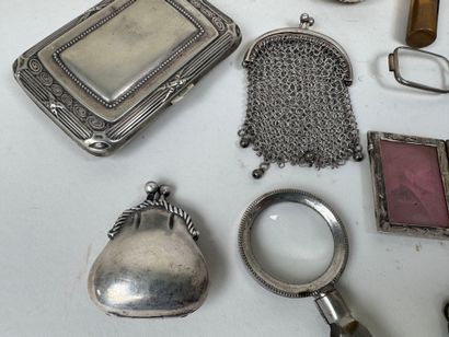 Lot d'objets de vitrine en argent et métal...