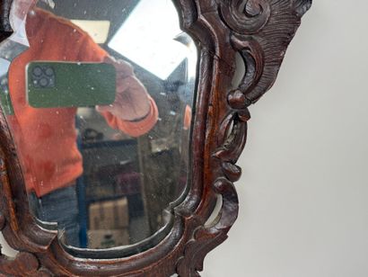 Petit miroir de forme chantournée et ajourée...