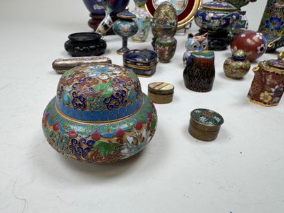 Important lot de 35 sujets en laiton cloisonné...