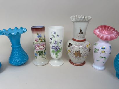 7 vases en verre opalin, certains à décor...