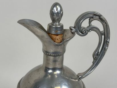 Aiguière en verre moulé-pressé, la monture...