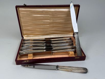 Série de 12 couteaux en métal argenté, les...