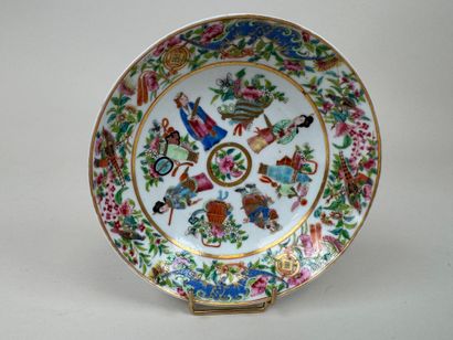 CHINE.
Petite coupelle creuse en porcelaine...